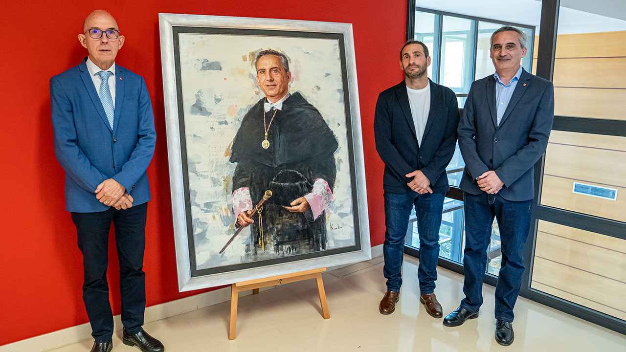 El pintor Larry Karlin, el rector Juan Carlos Ayala y Julio Rubio junto al retrato de este