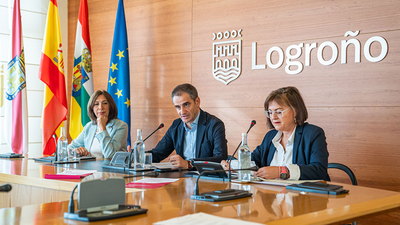 La vicerrectora Fabiola Portillo, junto al concejal Miguel Sainz y Cristina Olarte, directora de la Cátedra de Comercio