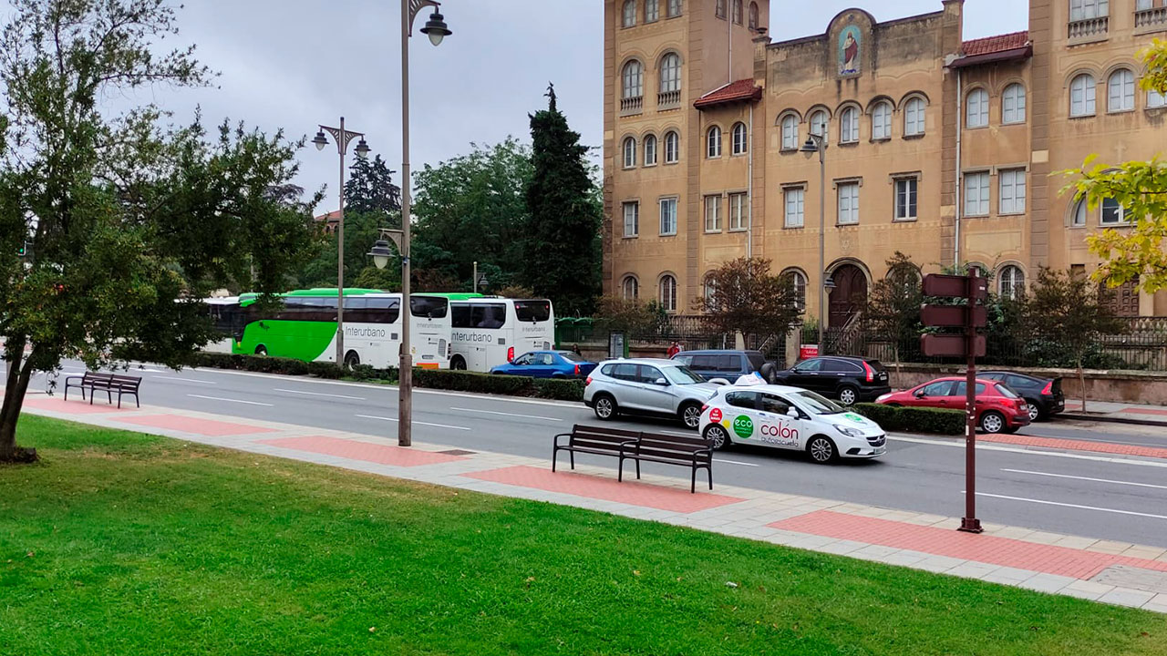 Autobuses interurbanos en la parada de Corazonistas, junto al Edificio de Rectorado