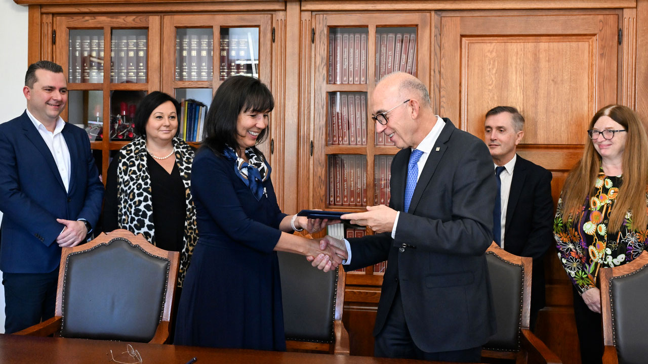 El rector Juan Carlos Ayala y la rectora Ilona Pajtók-Tari durante la firma del convenio