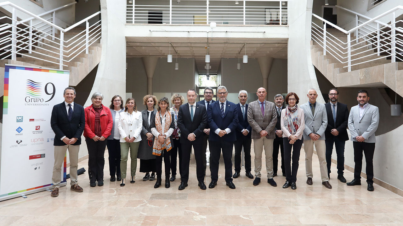 Eva Sanz Arazuri, cuarta por la izquierda, en la foto de familia de la Comisión Sectorial del G-9 celebrada en la UPNA