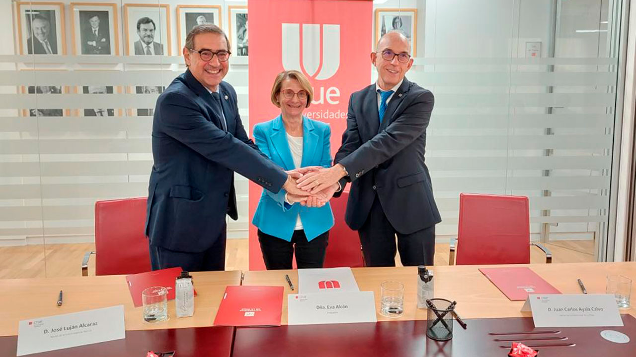 De izquierda a derecha, José Luján, rector de la Universidad de Murcia; Eva Alcón, presidenta de Crue y rectora de la Universitat Jaume I; y Juan Carlos Ayala, rector de la Universidad de La Rioja