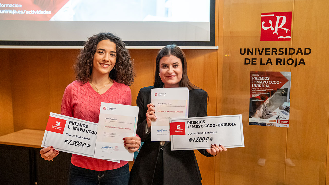 Las ganadoras Natalia Ruiz, titulada en Relaciones Laborales y Recursos Humanos, y Beatriz Sada, graduada en Derecho