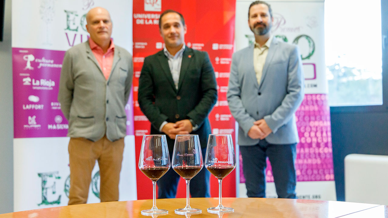 El profesor Antonio T. Palacios, el vicerrector Eduardo Fonseca e Íñigo Crespo, director del Certamen Ecovino