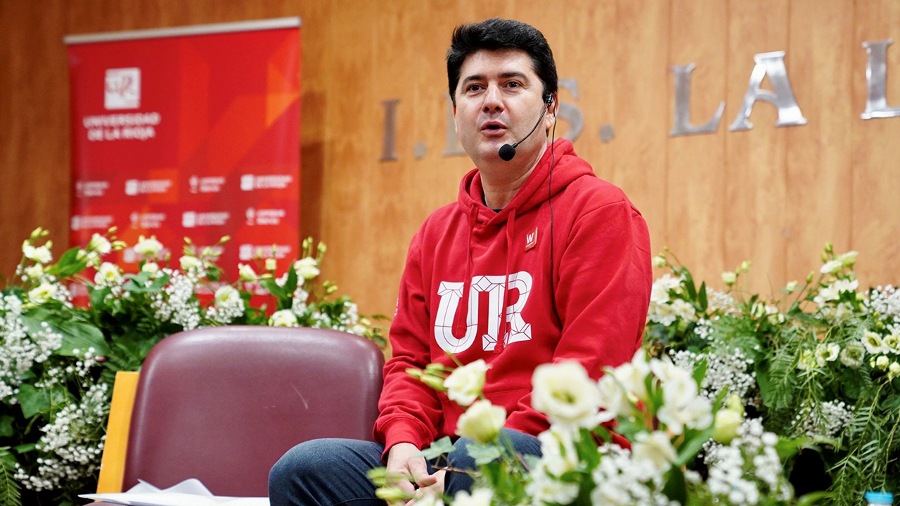 Javier García, durante el encuentro en el IES La Laboral