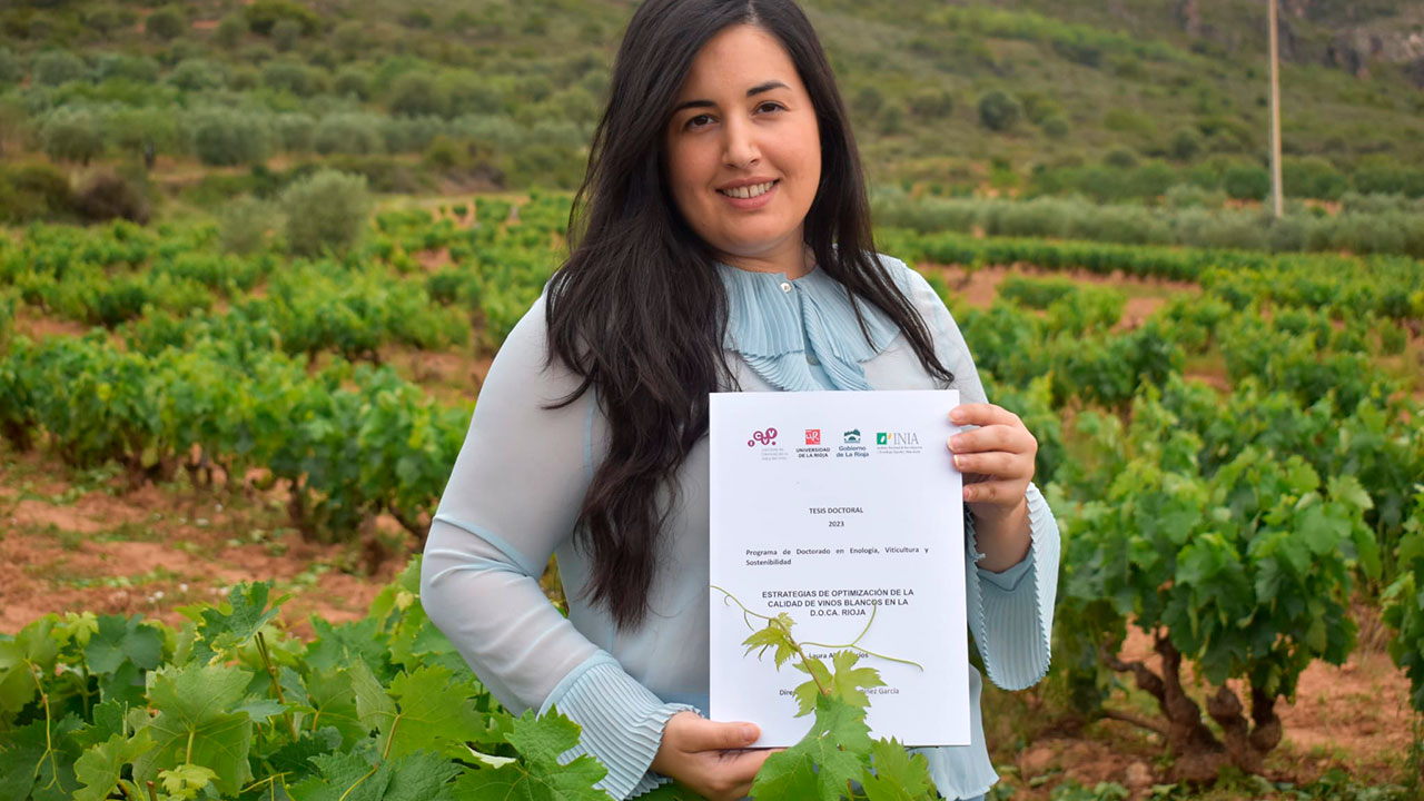 Laura Alti Palacios posa con el volumen de su tesis en un viñedo