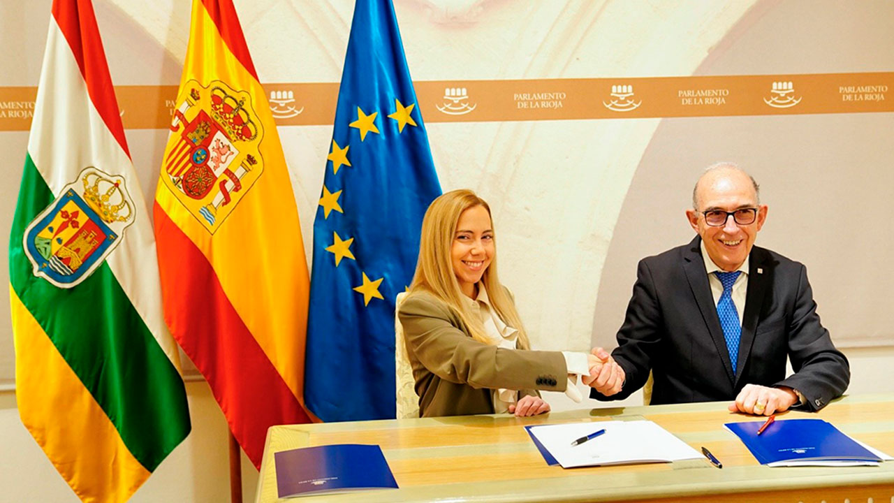 Marta Fernández Cornago y Juan Carlos Ayala, tras la firma del convenio