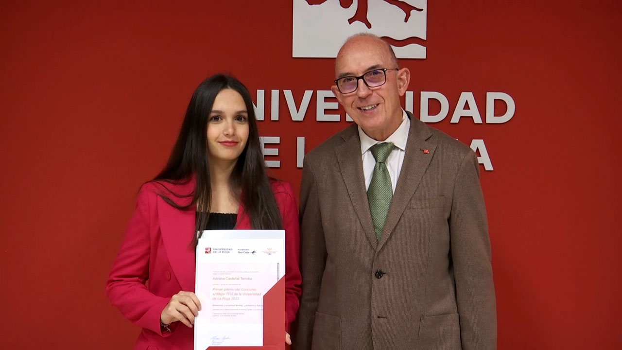 Adriana Castañal recibe el premio de manos del rector Juan Carlos Ayala