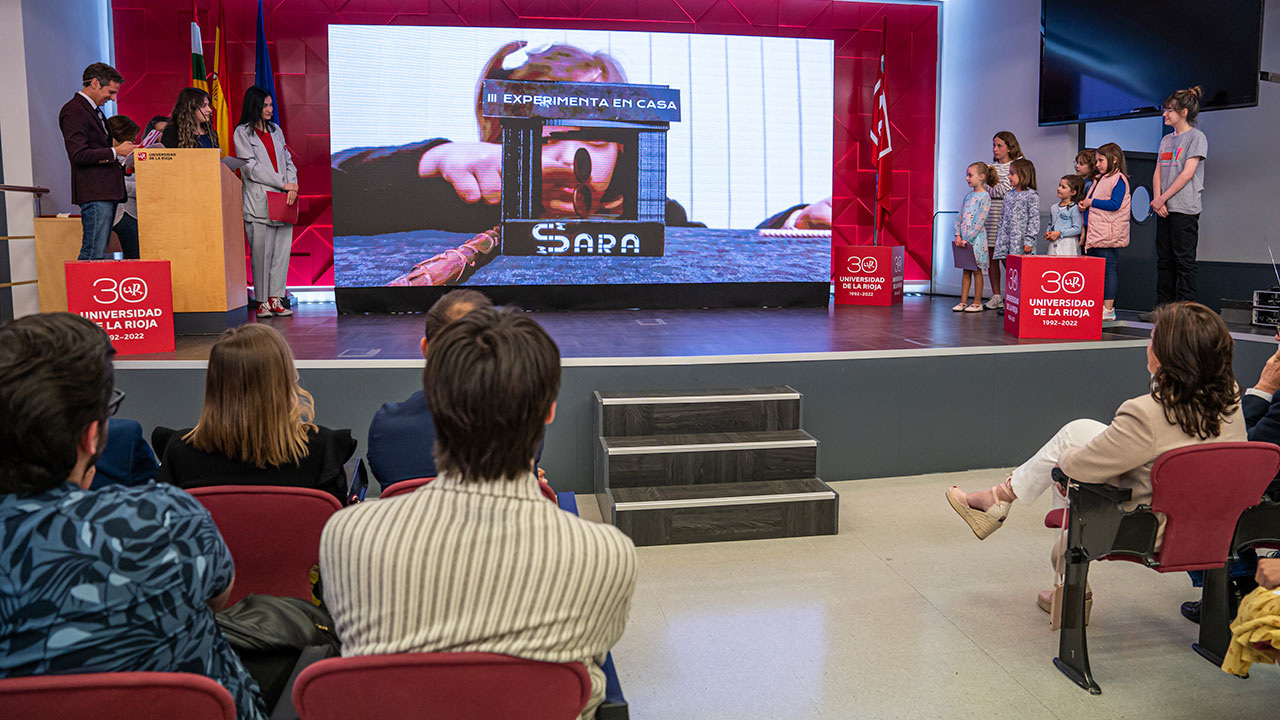 Un momento de la final y entrega de premios del III Concurso 'Experimenta en casa'