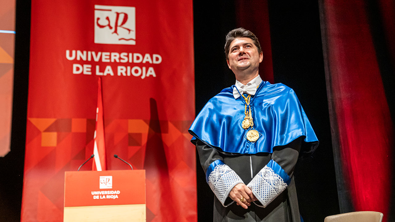 Javier García, durante su investidura como Doctor Honoris Causa de la UR