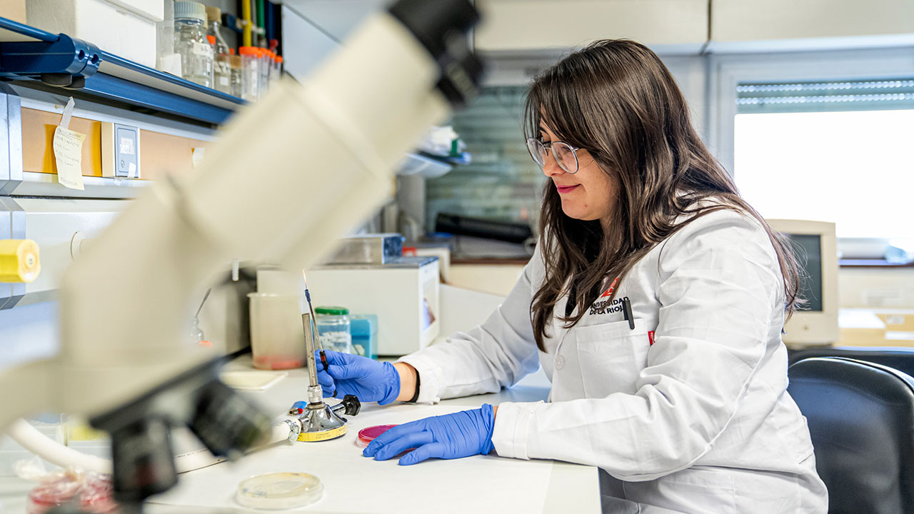 Sara García Vela, en un laboratorio de la Universidad de La Rioja