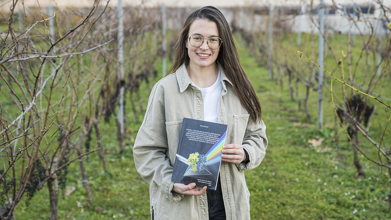 Sandra Marín, con su tesis doctoral en el viñedo de la UR