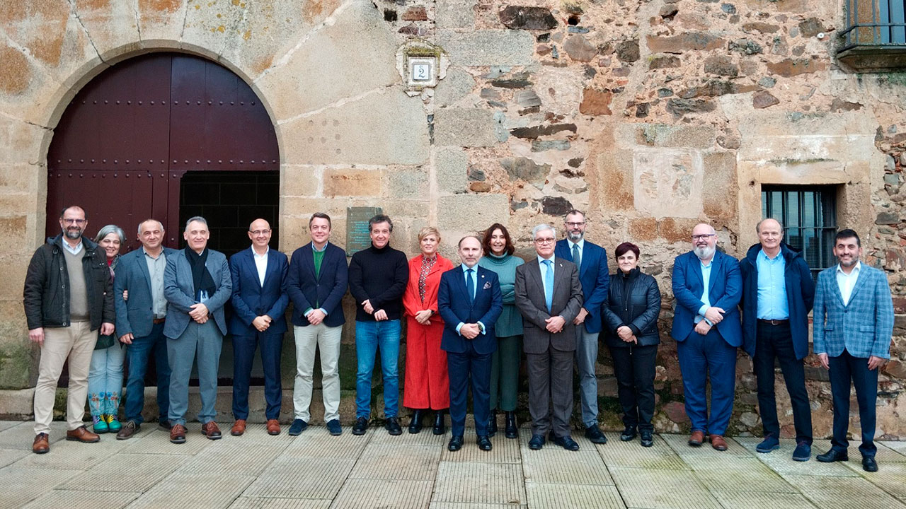 Francisco Javier Echeverría, gerente de la UR segundo por la derecha en la foto de familia de la Comisión Sectorial del G-9