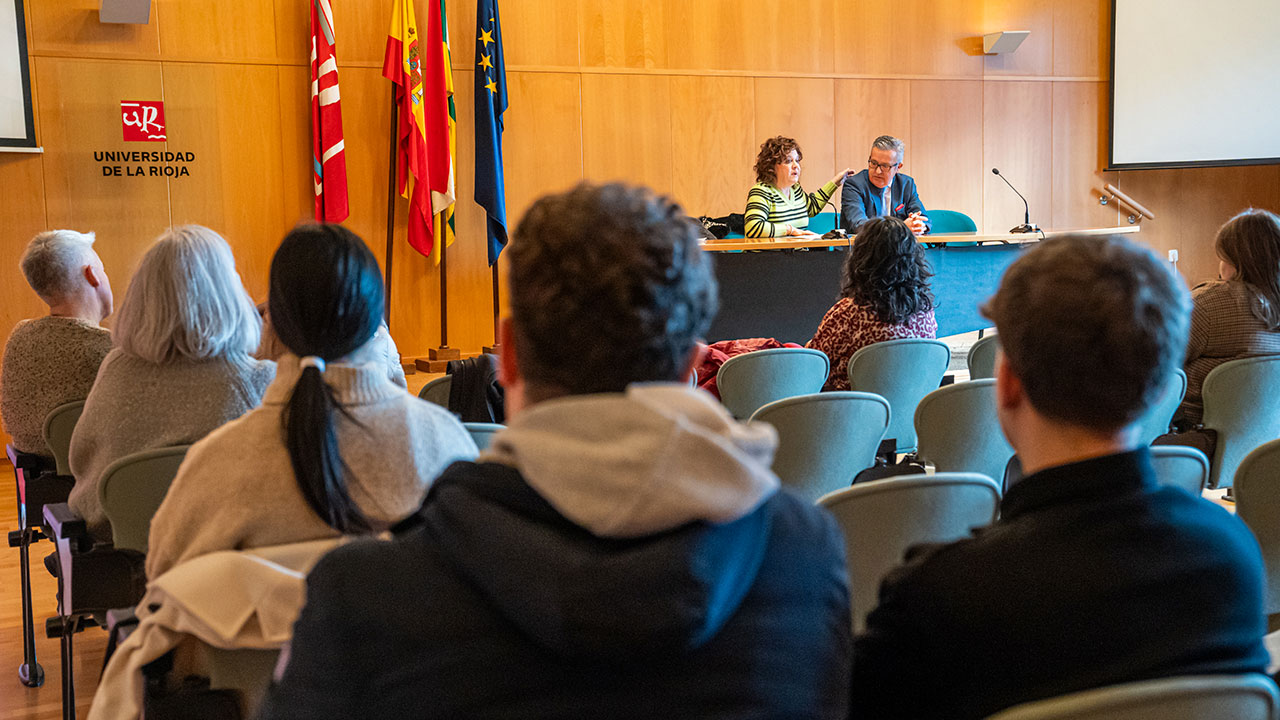 Un momento del acto de entrega de las ayudas, celebrado en la Sala de Grados del Edificio Quintiliano