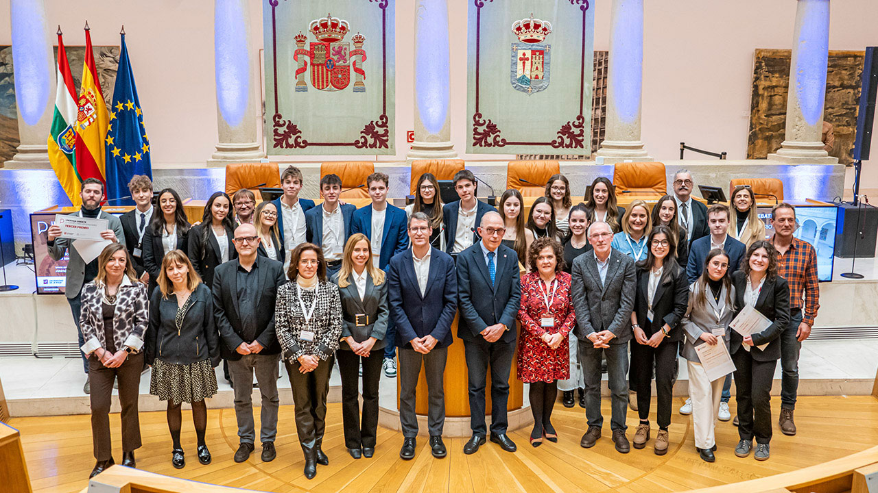 Foto de familia del jurado, organizadores, ganadores y participantes en el V Torneo de Debate Preuniversitario