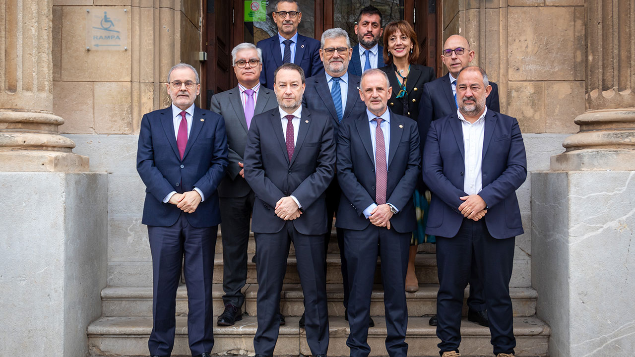 El rector Juan Carlos Ayala, primero por la derecha en la segunda fila