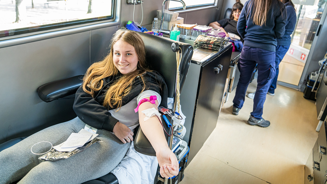 Una donante, en el autobús del Banco de Sangre