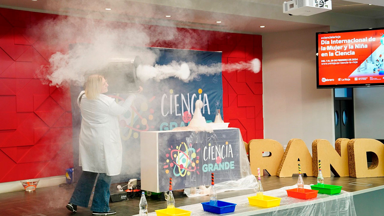 Un momento del espectáculo 'Ciencia a lo grande' en el Aula Magna del Edificio Quintiliano