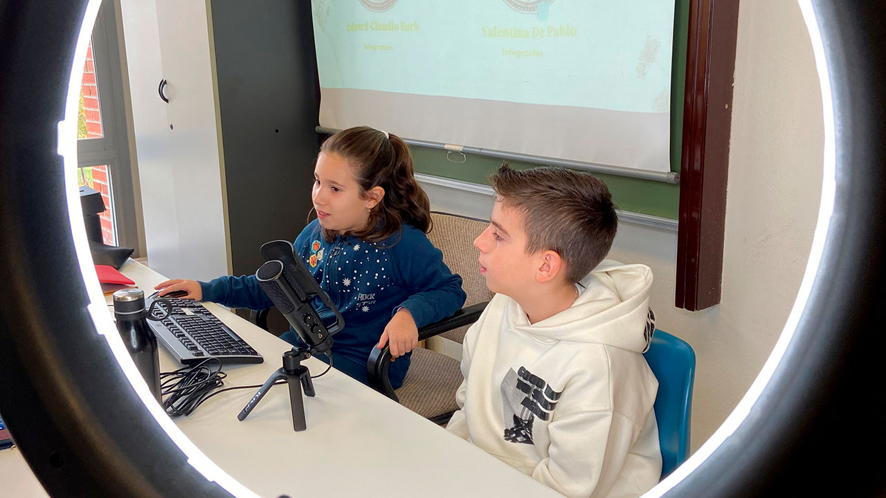 Alumnos del programa UR-Talent realizando un podcast