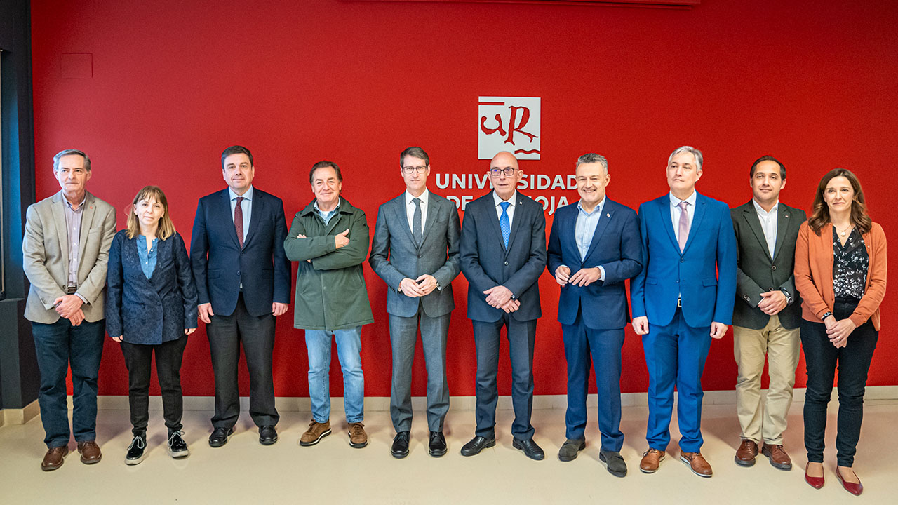 Foto de familia del Patronato de la Fundación Dialnet, con el rector Juan Carlos Ayala y el presidente Gonzalo Capellán en el centro de la imagen