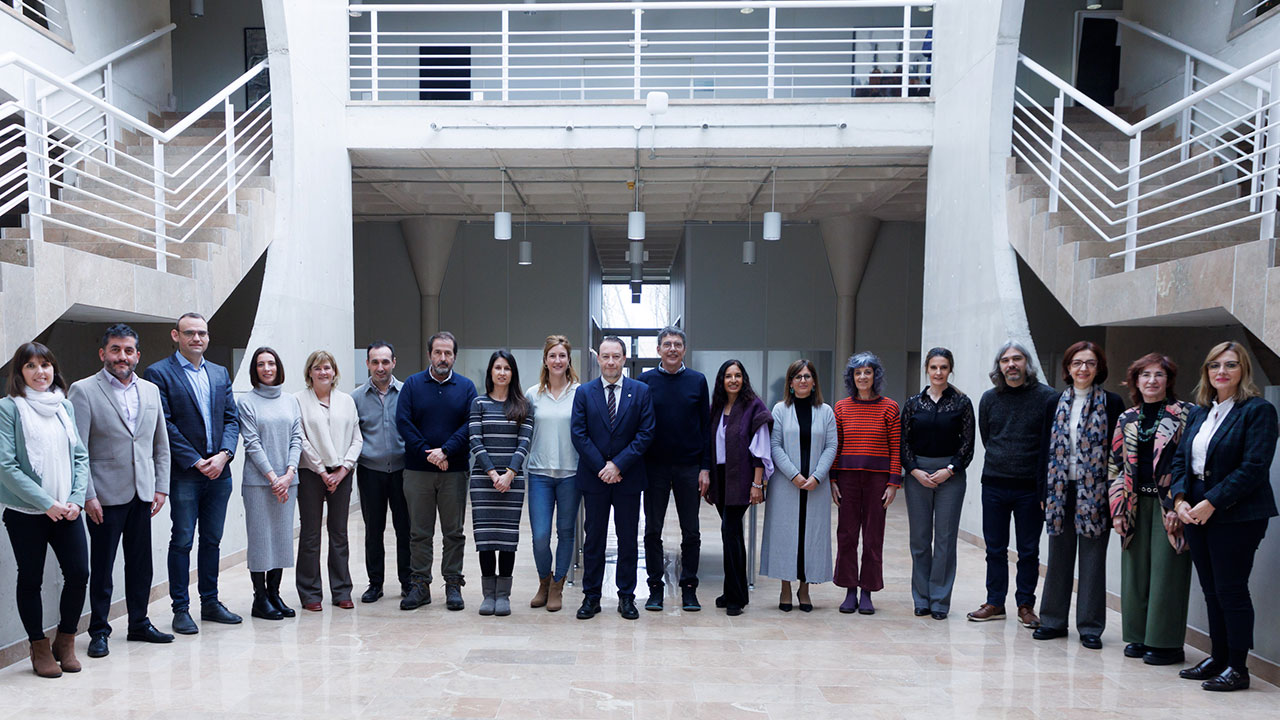 Adriana Díez Gómez del Casal, en el centro de la imagen junto al rector de la UPNA, Ramón Gonzalo