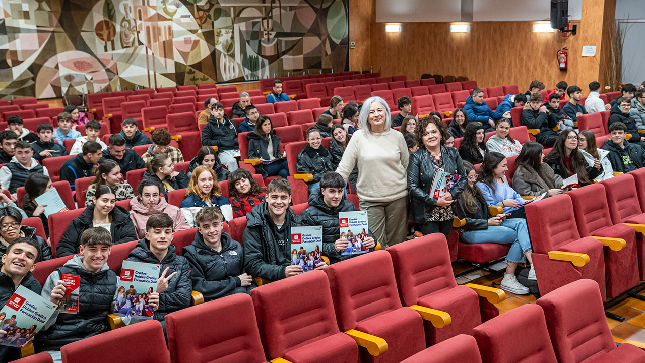 Prado Díaz Encabo, directora de la Oficina del Estudiante, y Marian Martínez Calvo, vicerrectora de Estudiantes y Extensión Universitaria, en el Aula Magna del IES La Laboral de Lardero