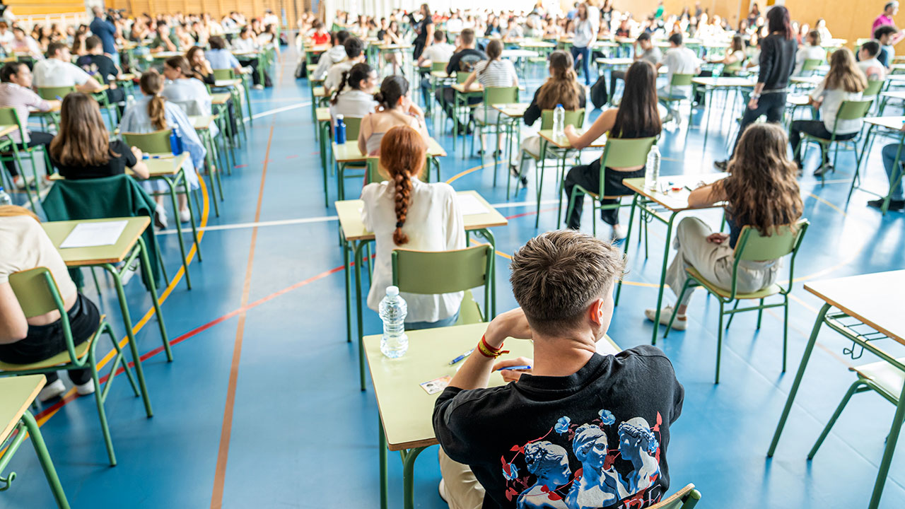 Alumnos realizan las pruebas de la EBAU de la convocatoria ordinaria de junio de 2023 en el Polideportivo Universitario