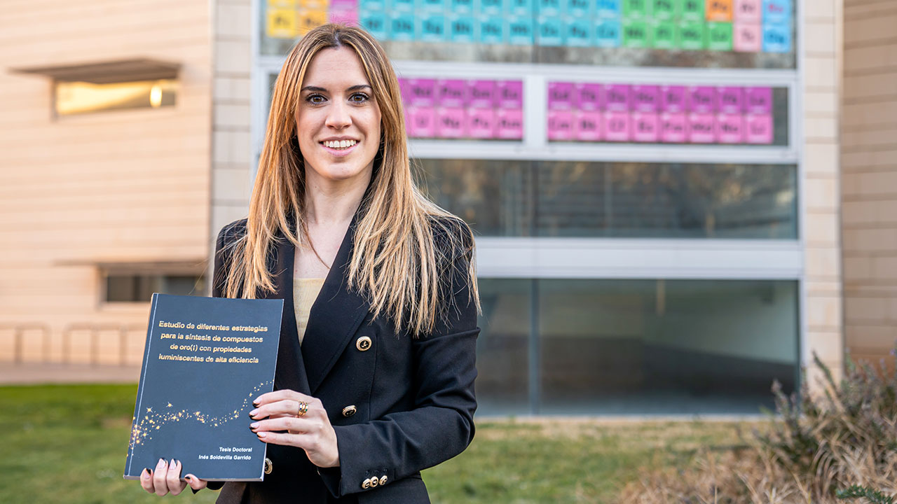 Inés Soldevilla obtiene el grado de doctora con una tesis sobre nuevos compuestos de oro