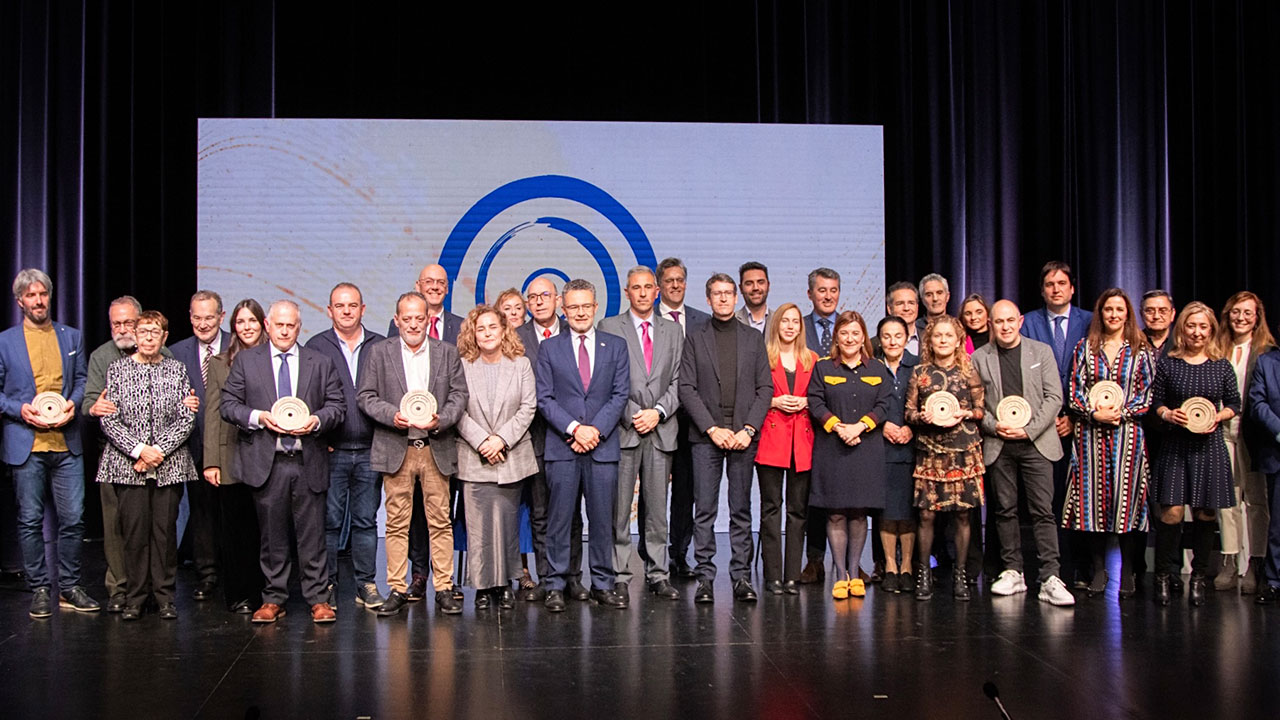 Foto de familia de los galardonados, con el rector Juan Carlos Ayala en el centro, y Elena López Tamayo, directora de Fundación Dialnet, cuarta por la derecha