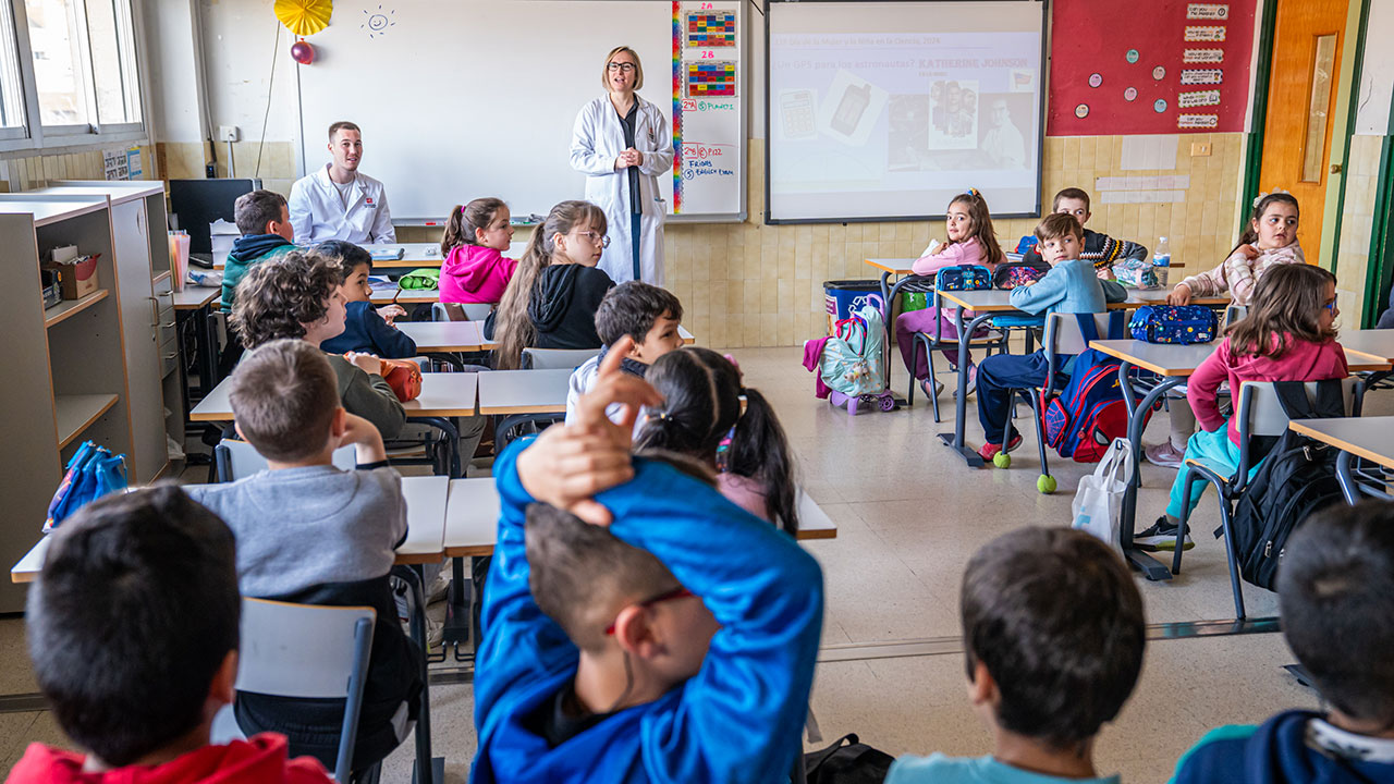 María Rodríguez y Félix Reboiro, investigadores de la Universidad de La Rioja, en el Colegio San Pío X