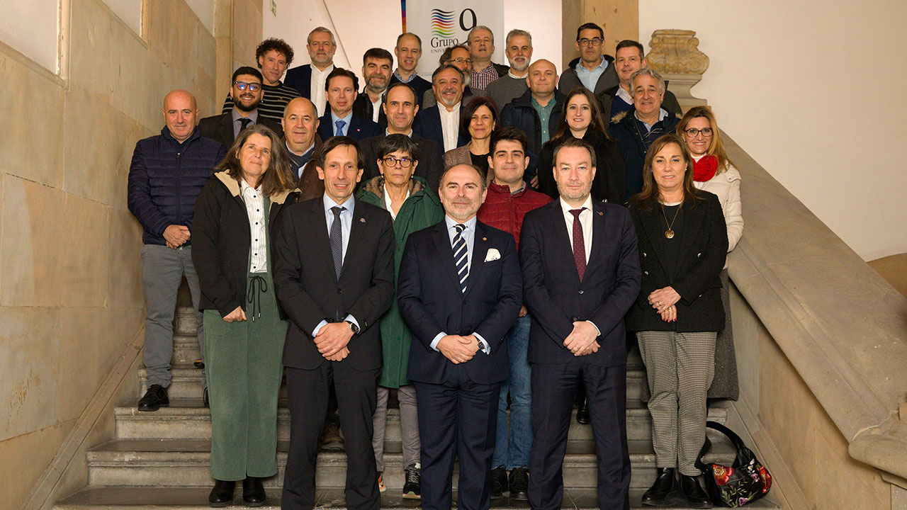 Foto de familia de la comisión, con José Díaz-Cuesta (segundo por la izq. en cuarta fila) y Luis Miguel Rey (primero izq. quinta fila)