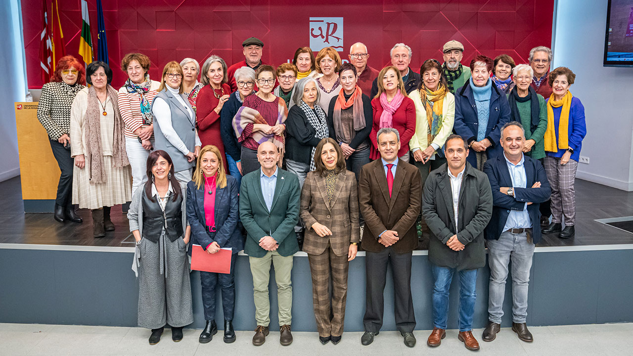 Foto de familia de los alumnos de los programas de formación de adultos de la Universidad de Oviedo y Huelva en el Aula Magna del Edificio Quintiliano de la Universidad de La Rioja