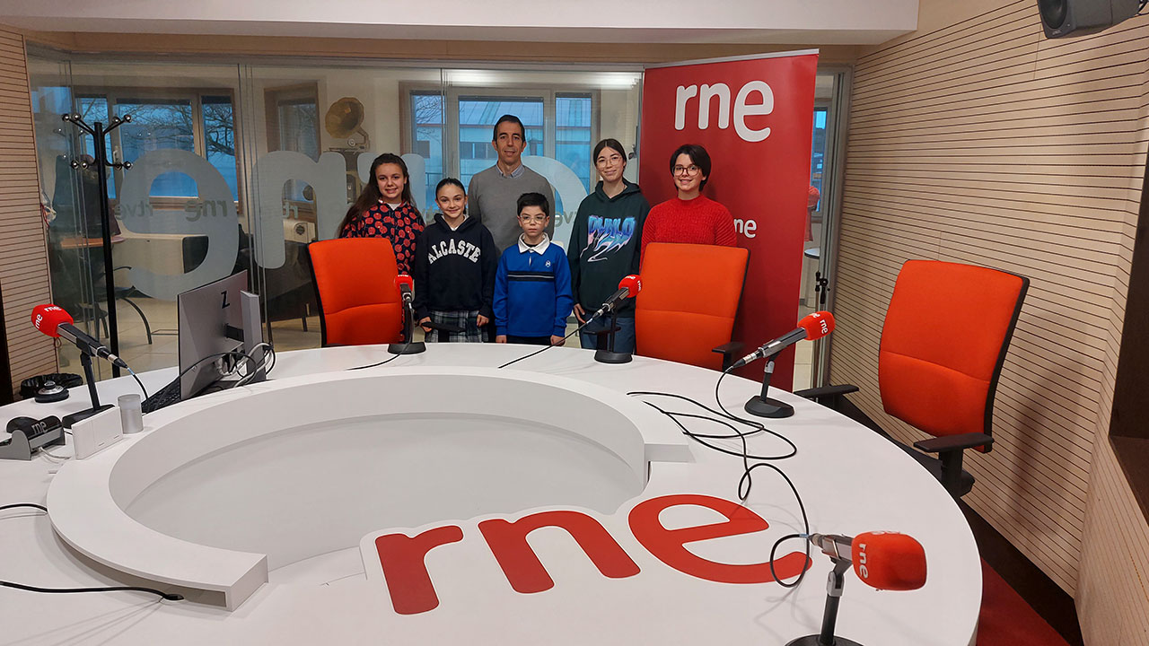 Marta Jiménez, Dafne Gómez, Olivia Labarta y Miguel Fernández, junto a Javier Ortuño en los estudios de RNE