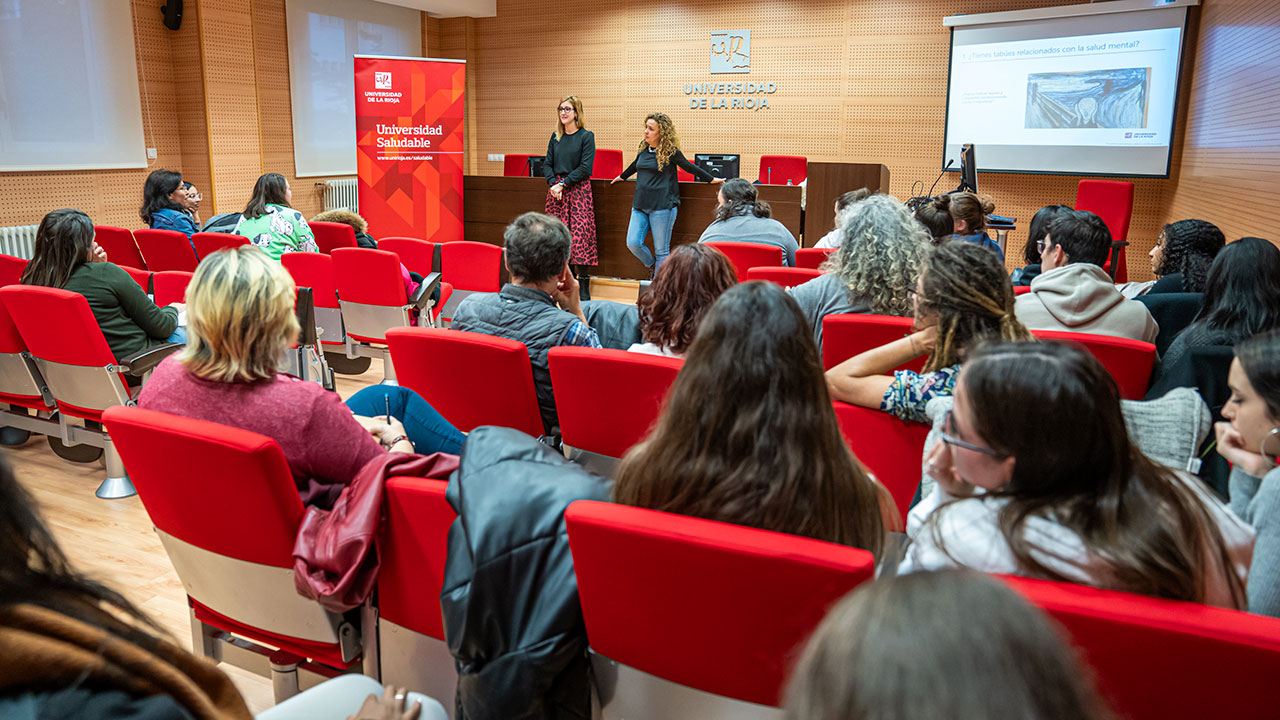 Adriana Díez Gómez del Casal y Alicia Pérez de Albéniz en una edición del Taller 'Rompiendo el silencio. Hablemos de conducta suicida'