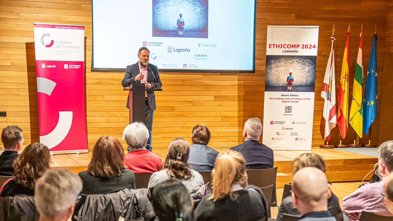 Foto “Con la emergencia de la Inteligencia Artificial la sociedad se está dando cuenta de los problemas que presenta la tecnología”