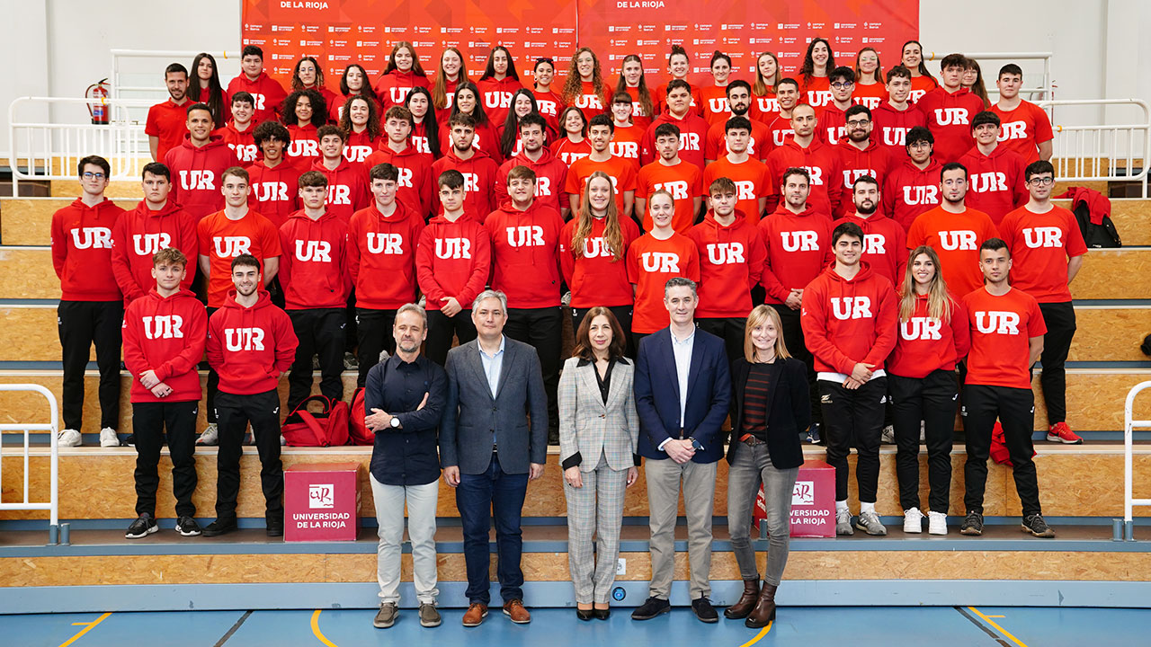Foto de familia de los deportistas que compiten en los CEU 2024
