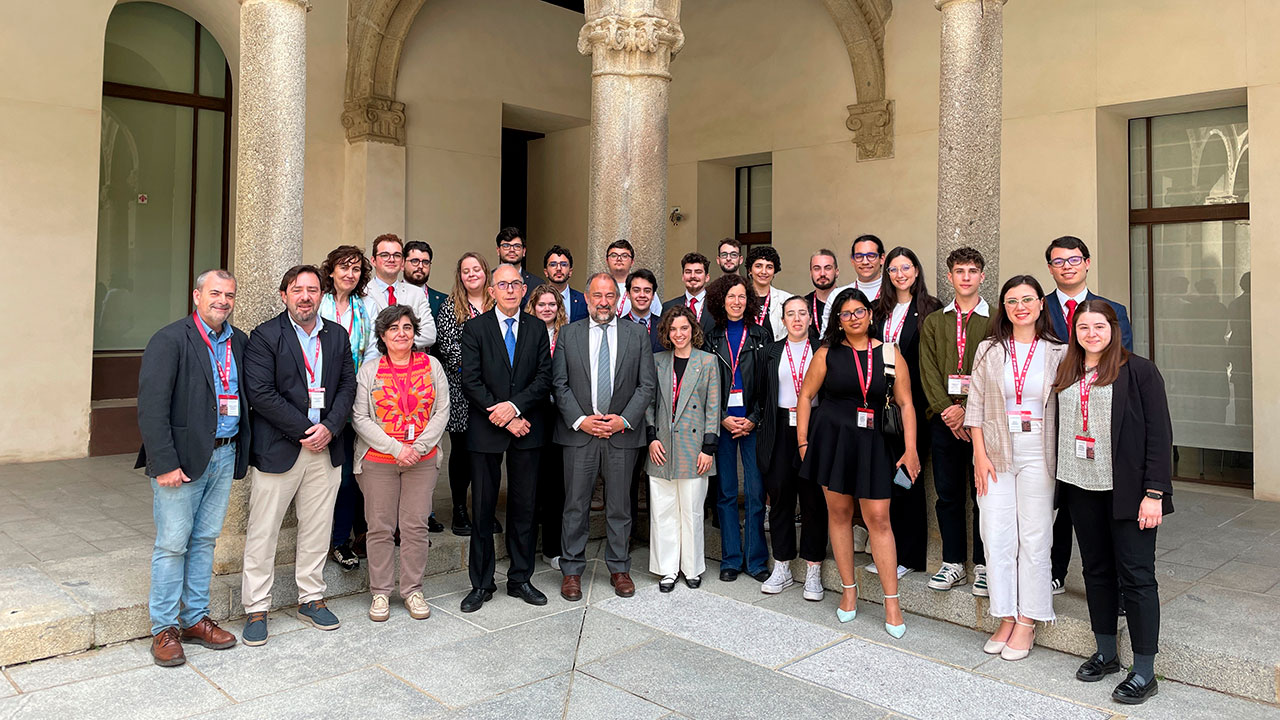 El rector Juan Carlos Ayala, en el centro de la imagen junto a Julian Garde, rector de la UCLM