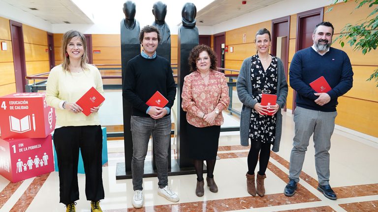 Irene Ochoa, Jorge Martínez, la vicerrectora Marian Martínez Calvo, María Díez Ruiz y Diego Rodríguez Ascacíbar