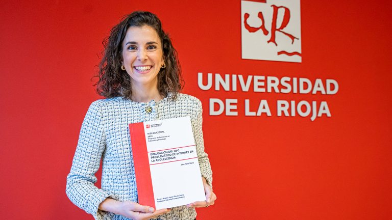 La doctora Julia Pérez, posando con el volumen de su tesis