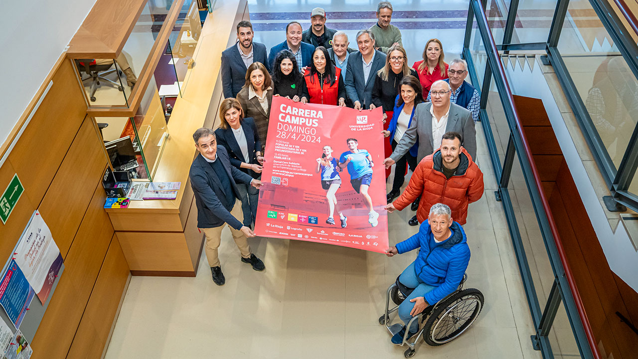 Foto de familia de los organizadores, patrocinadores y colaboradores de la Carrera Campus 2024