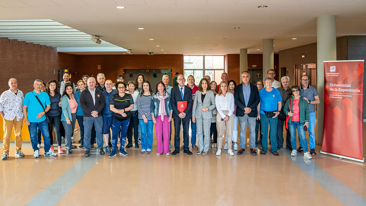 Foto de familia de los participantes en el proyecto Erasmus+ CAXATO, con el rector en el centro de la imagen