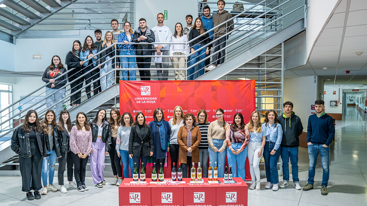 Foto de familia de la XII Promoción del Grado en Enología de la Universidad de La Rioja