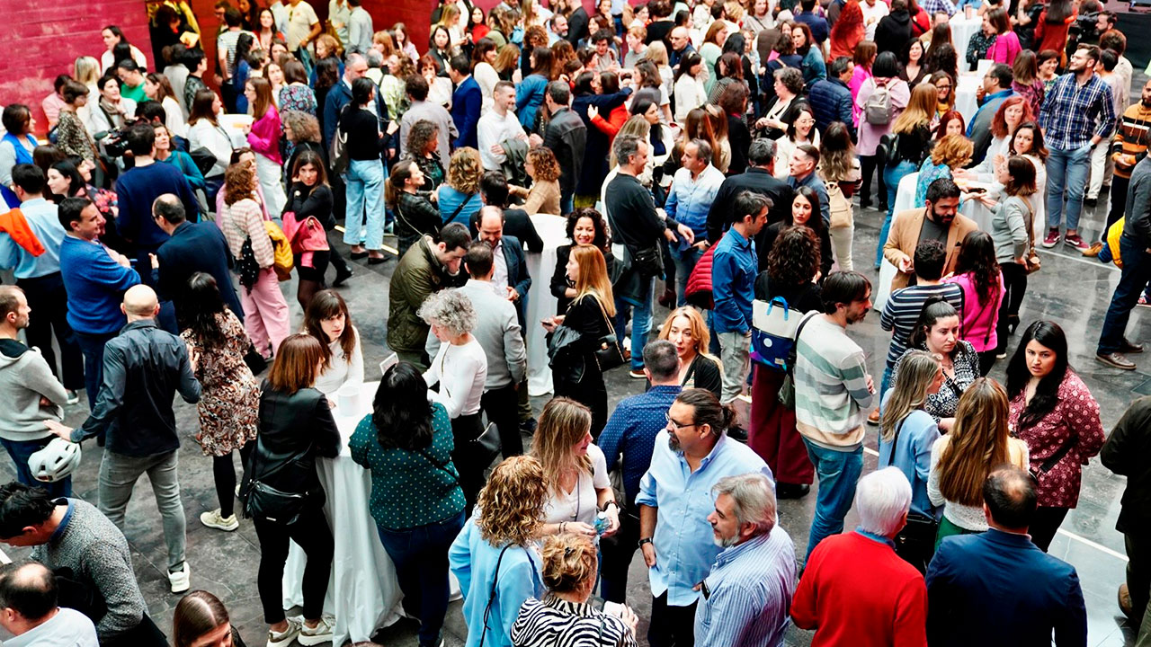 Unos 400 alumni han participado en el primer encuentro celebrado en el Centro de Cultura del Rioja