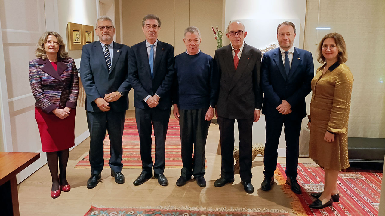 De izquierda a derecha, Virginia Sánchez, directora de la Fundación Campus Iberus Colombia; José Antonio Mayoral (rector de la Universidad de Zaragoza); Jaime Puy (rector de la Universitat de Lleida); Juan Manuel Santos; Juan Carlos Ayala (rector de la Universidad de La Rioja); Ramón Gonzalo (rector de la UPNA); y Marta de Miguel, directora ejecutiva del Consorcio Campus Iberus