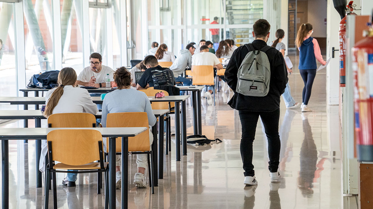 Estudiantes de la Universidad de La Rioja en los pasillos del Complejo Científico-Tecnológico