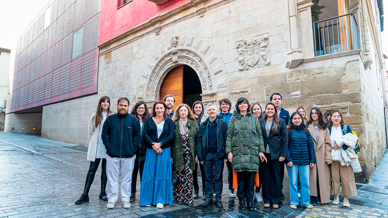 Los estudiantes del Máster en Formación Permanente en Enoturismo, en la entrada del Centro de Cultura del Rioja