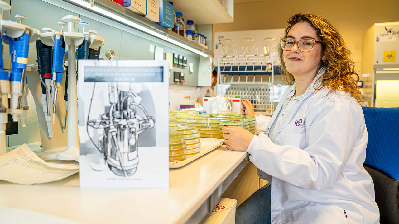 La doctora Andrea Martín Guindal, en el laboratorio del Grupo MicrowineLab del ICVV