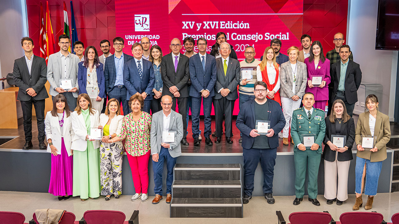 Foto de familia de los premiados de la XV y XVI edición del Consejo Social