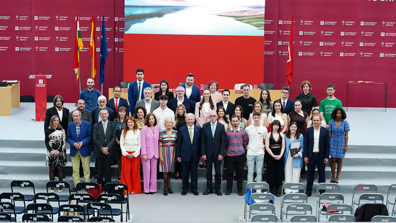 Foto de familia de los homenajeados en el XXXII Día de la UR