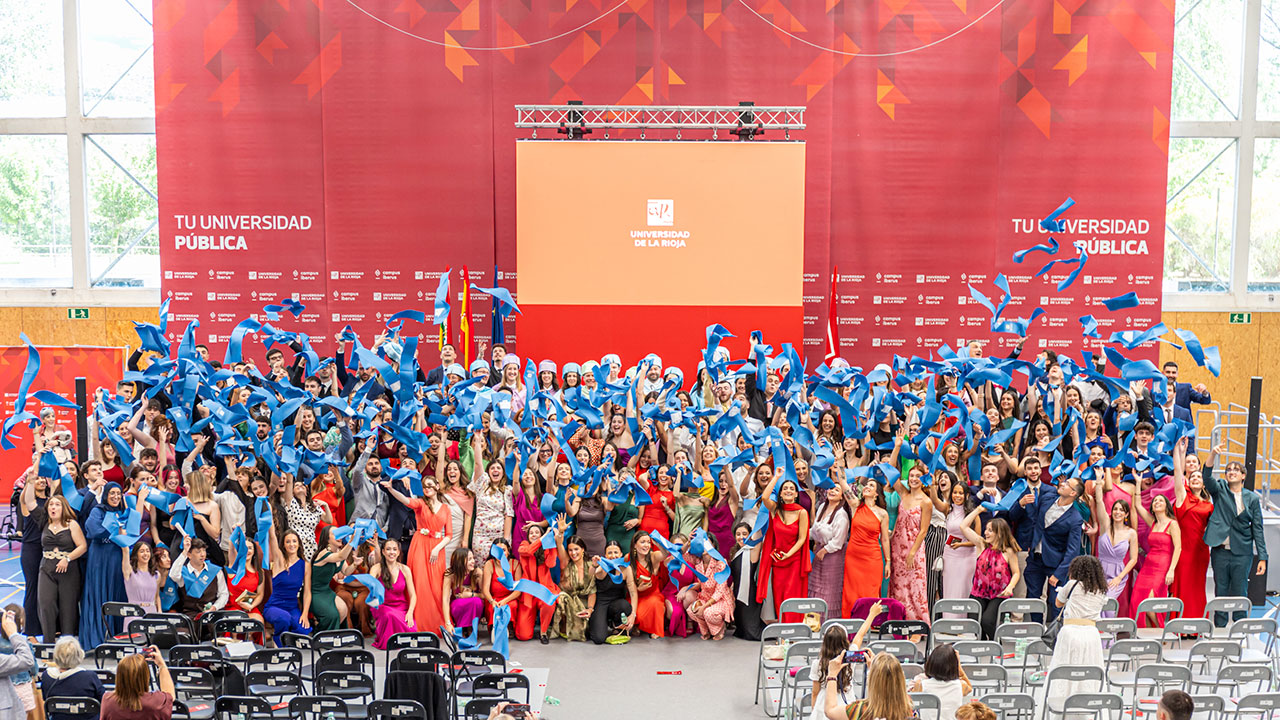 Foto de familia de la Facultad de Letras y de la Educación